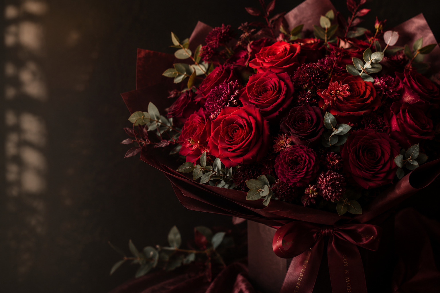 Caja floral de lujo con rosas rojas premium y detalles dorados