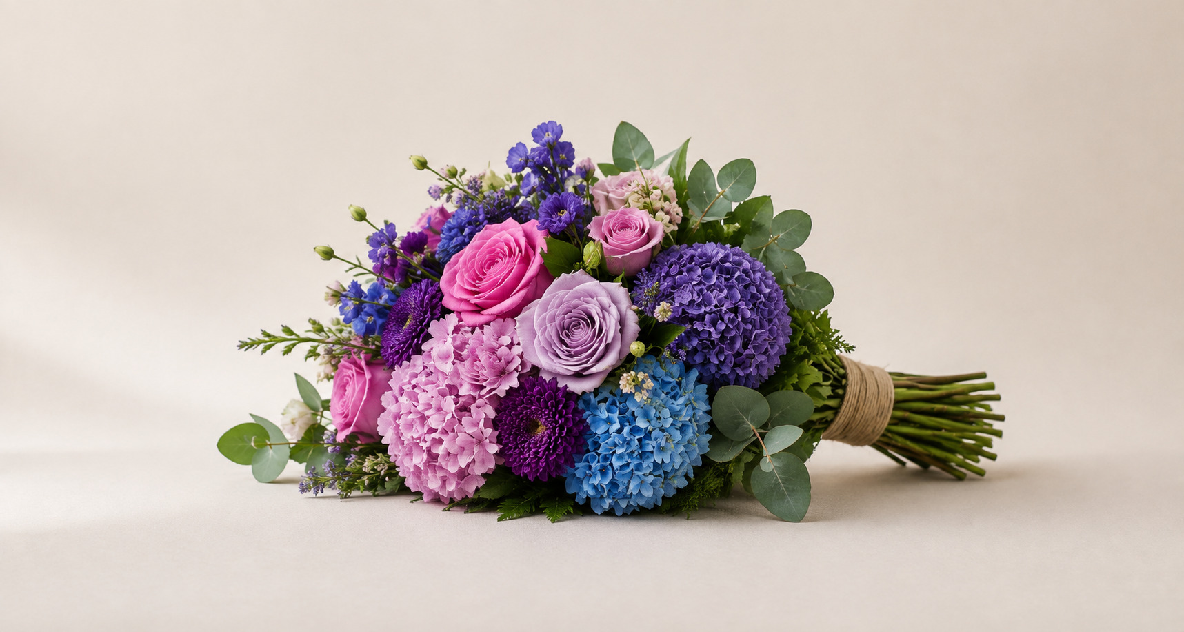 Ramo editorial de rosas, ranúnculos y lisianthus en tonos rosa, crema y lavanda
